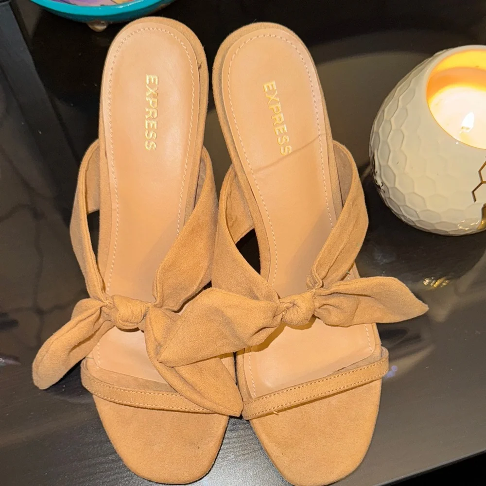 Express Tan Bow Heels‎